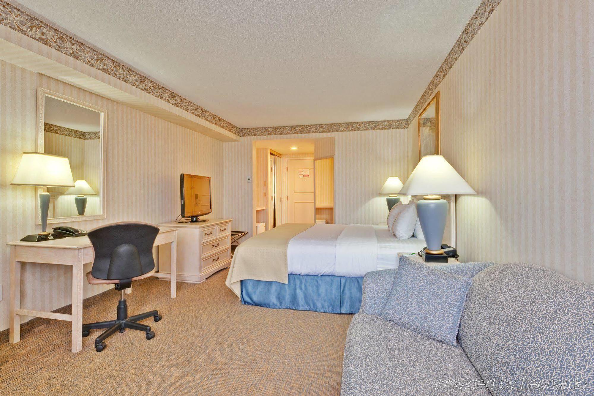 Holiday Inn Express & Suites Mississauga-Toronto Southwest, An Ihg Hotel Экстерьер фото